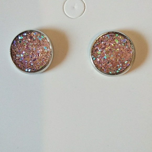 Handmade silver light pink stud earrings - Picture 3 of 3